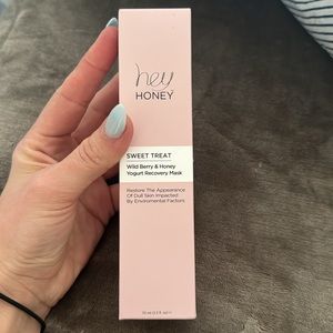 Sweet Treat Wildberry & honey yogurt recovery mask